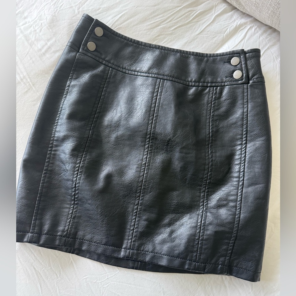 Adorable FREE PEOPLE black faux leather mini skirt size 2